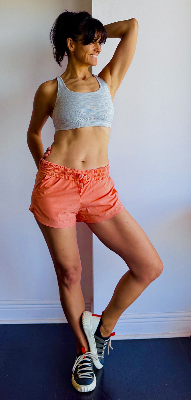 Liliana Ramírez H. en ropa deportiva, mostrando el resultado del entrenamiento de fuerza